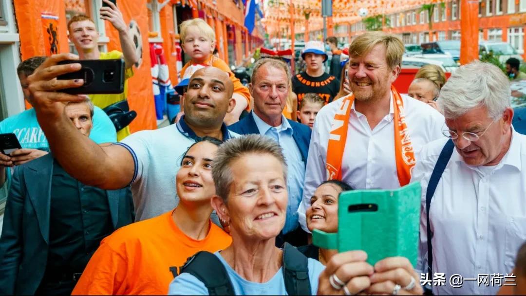 荷兰的足球热：国王走访街区握手挨批，橙粉们的疯狂无边界