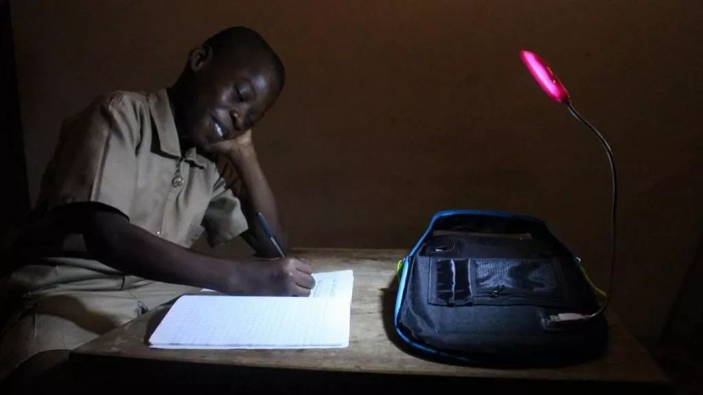 富士康工程师转行生产太阳能背包，年销百万个，照亮非洲贫民窟