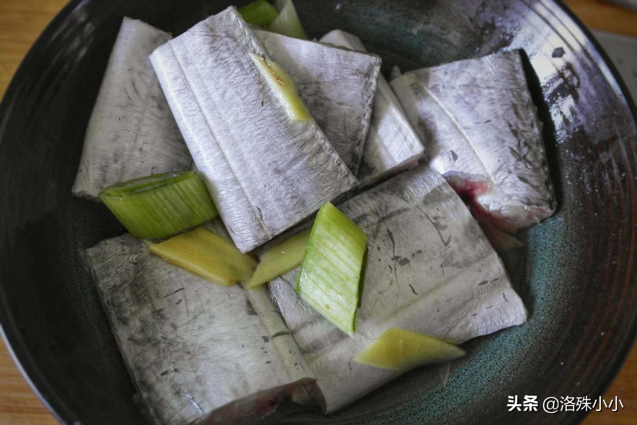 煎蒸带鱼口感细腻,味道鲜,蒸前除腥这一步是重点!