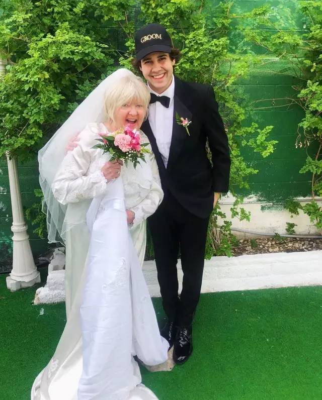 最甜分手看哭3千万人，转头与75岁基友妈妈结婚，“我是你爹”