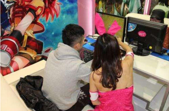 网吧女收银员月收入只有2000多？揭开真实情况，让你不敢相信