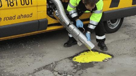 英国发明的道路修补液，绝对是修路神器