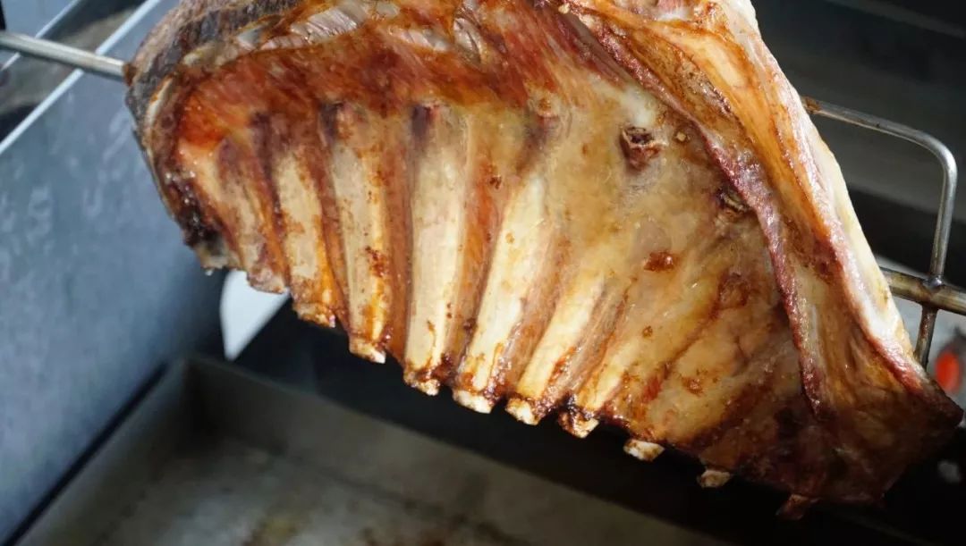 可以吃烧烤烤全羊的地方,有篝火烤全羊的地方