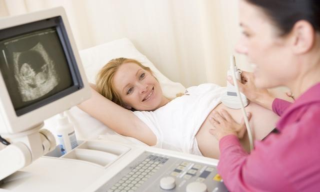 女人怀孕后什么时候做产检,女人怀孕了期间能检查出是谁的吗