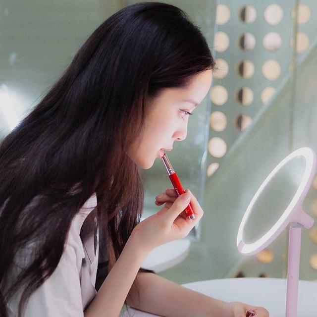 化完妆屋里看着跟外边看着不一样,在屋里化完妆一到外面就起皮卡粉