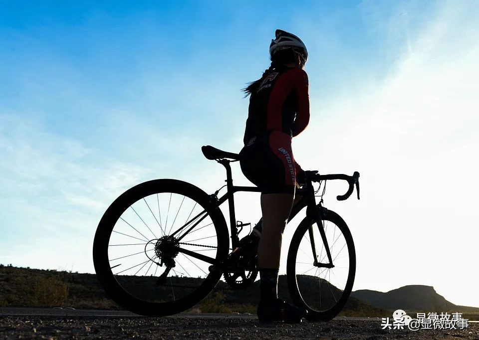 月薪4000的小镇青年背过万的包,月薪4000的小镇青年