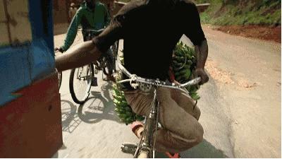 非洲黑哥爱用“二八大杠”运香蕉,时速60公里都不捏刹车