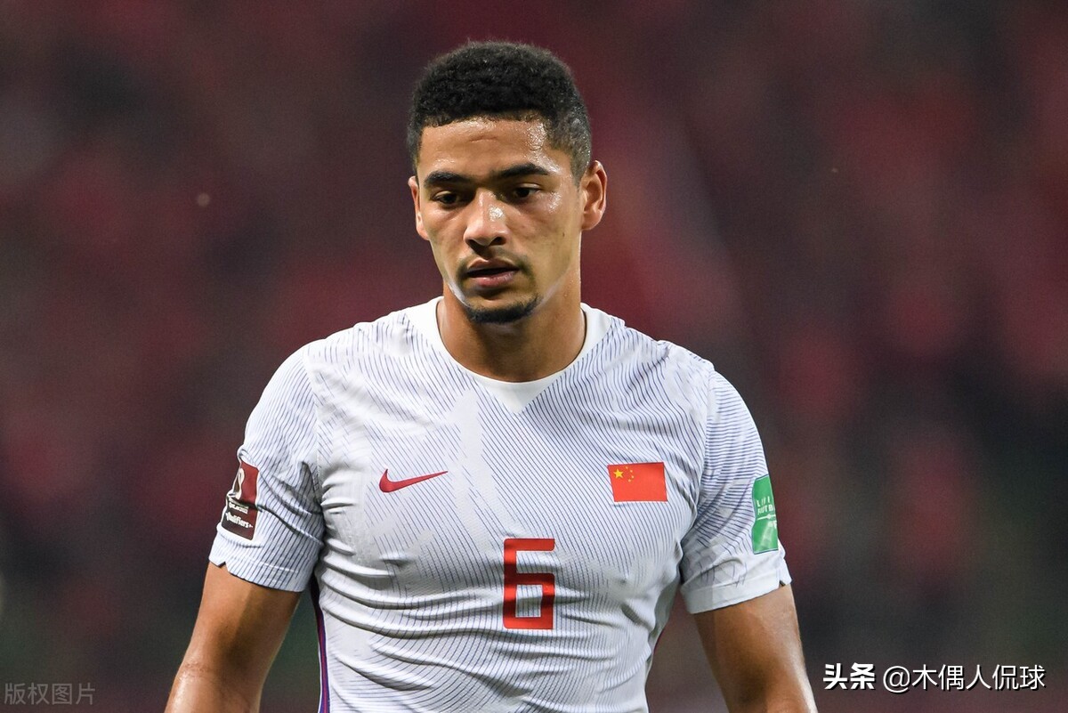 李铁续约，国足12强赛阵容大换血？5归化唱主角，89黄金一代淡出