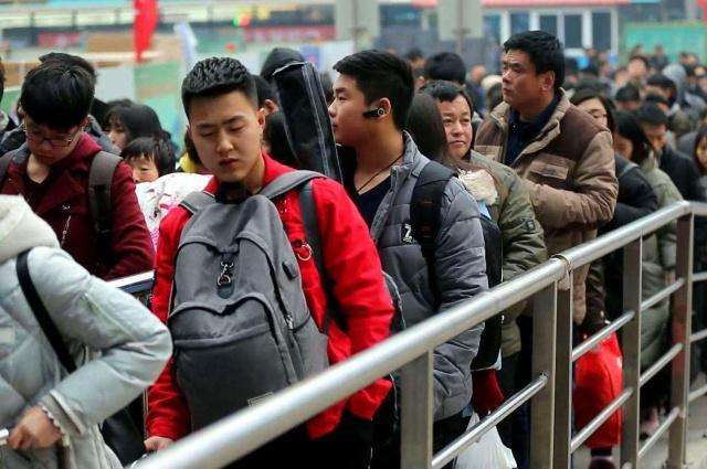 985农村大学生的无奈：读冷门专业，县城回不去，大城市留不下