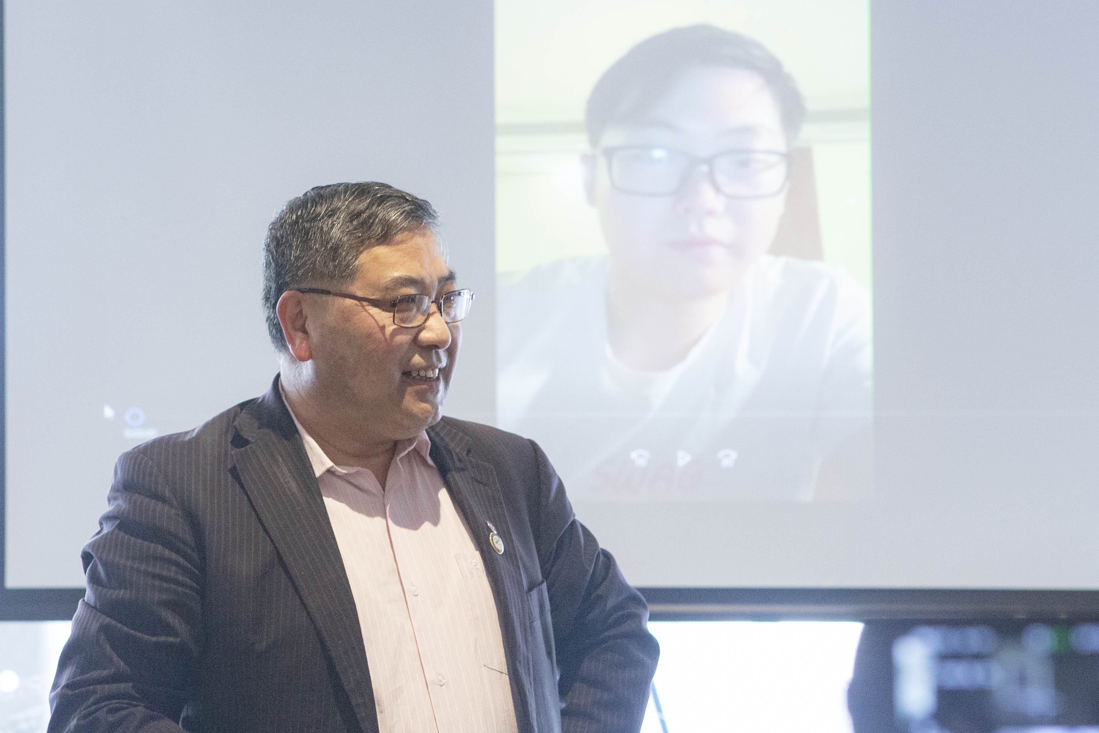 他获得了三等奖英文,他获得了很多奖项的英语