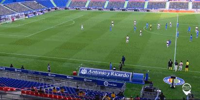 武磊被推,武磊被质疑越位