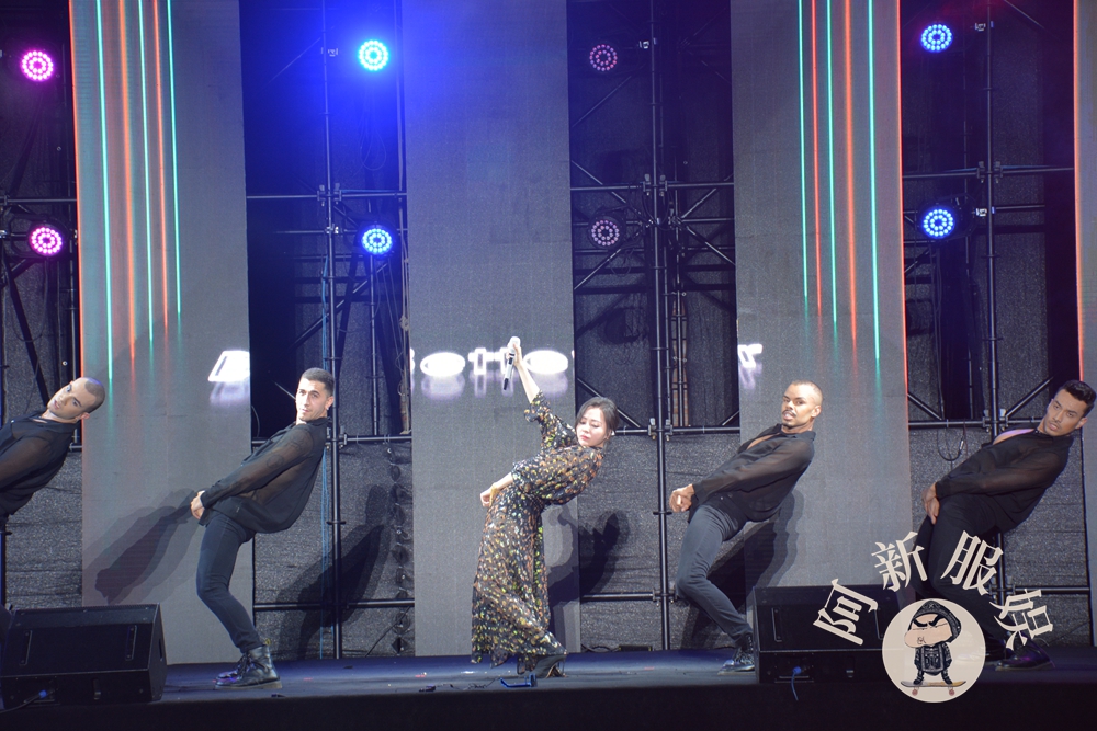 张靓颖黑色长裙气场全开惊艳十足,张靓颖穿深v大秀身材唱歌