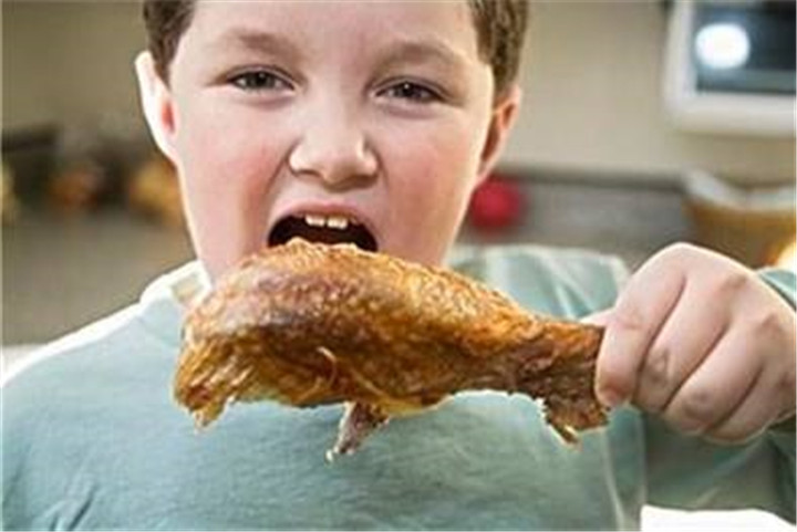 孩子挑食只吃肉不吃菜怎么办,孩子喜欢吃肉不怎么吃青菜