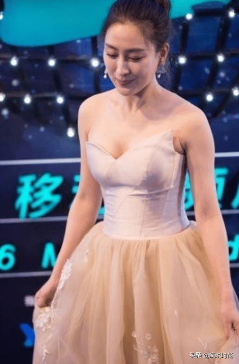 马苏才是“水蜜桃身材”，抹胸礼服“撑”好满，凹凸感太强