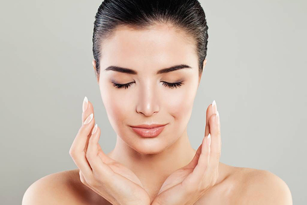 卸妆水不小心喝下去怎么办,卸妆水不小心入眼眼睛模糊怎么办