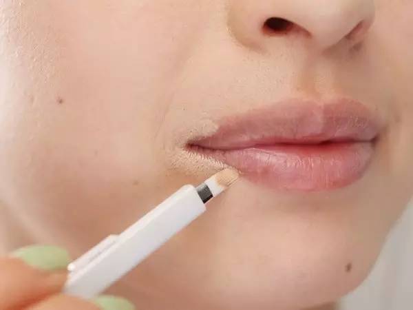 口红怎么涂不沾杯不掉色,涂口红不起皮的正确方法