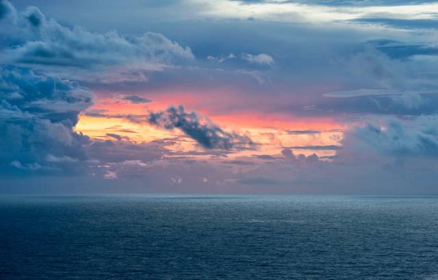 中国版圣托里尼，就在南麂岛！住一次悬崖洞穴酒店
