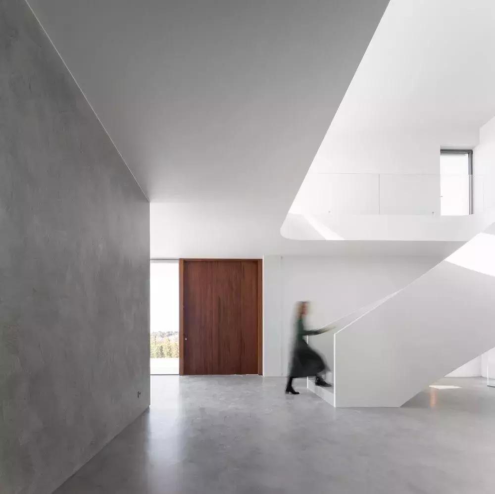 看似简单的白色极简，室内却如此惊艳