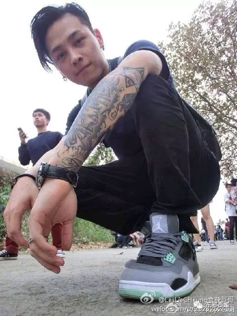 别人是找女友，他是找妈！