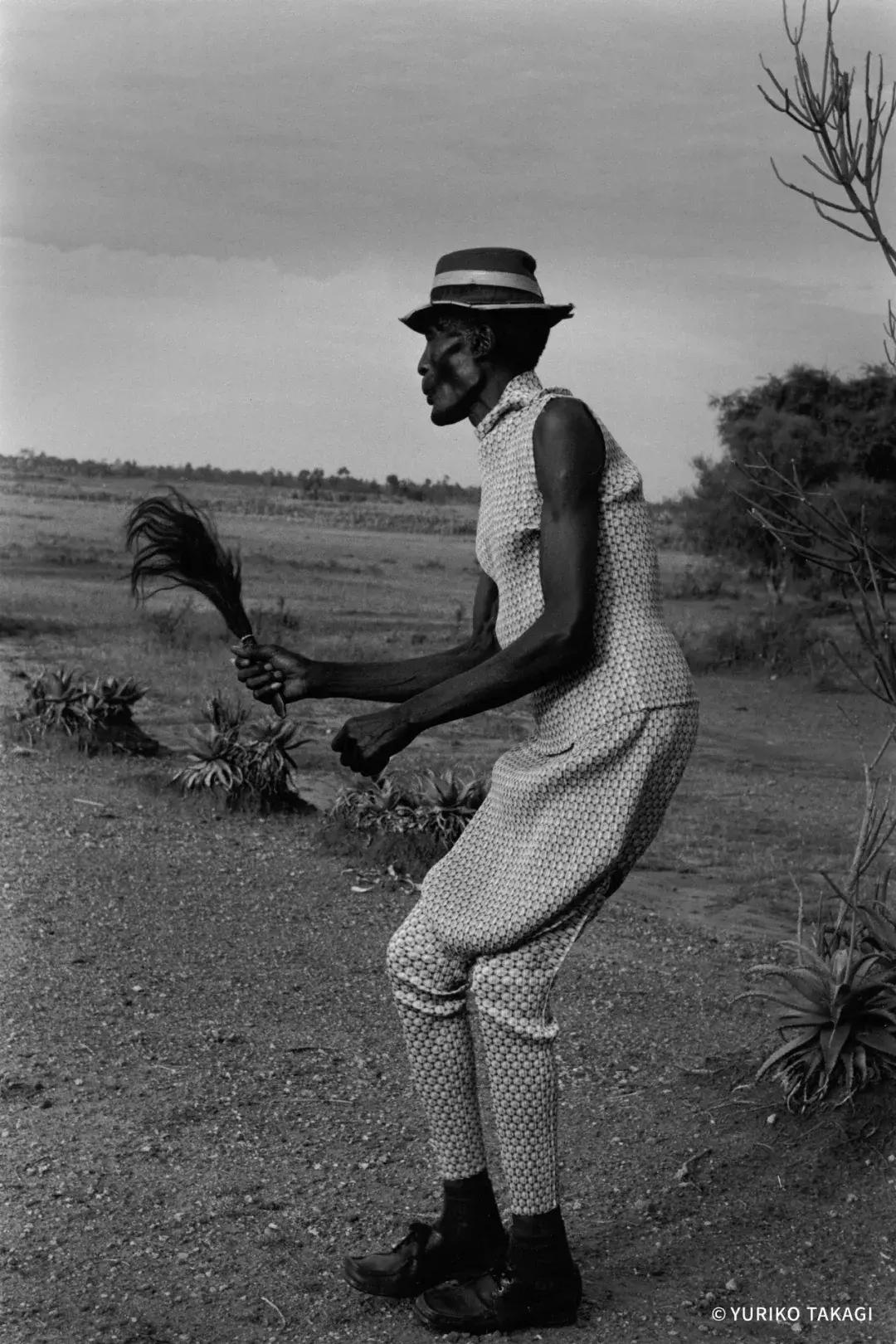 25年前,一个日本人带着天价衣服到中国,给西北人拍了一批硬照