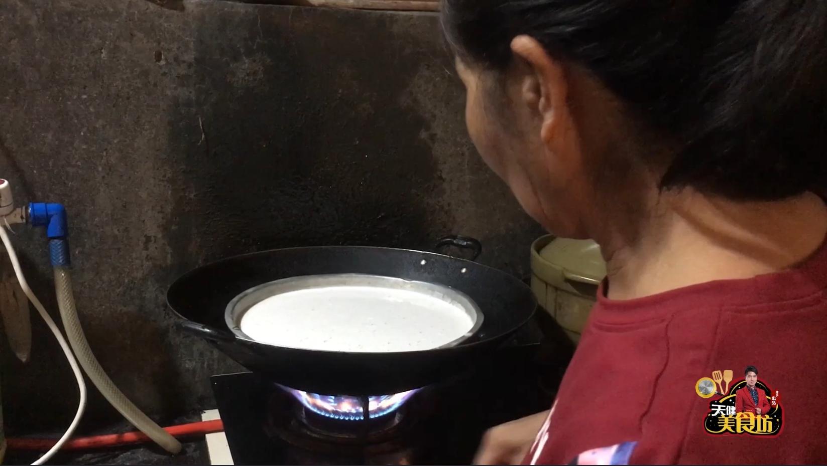 超简单好吃的糯米糍粑外脆里糯,糯米糍粑软糯香甜简单好吃