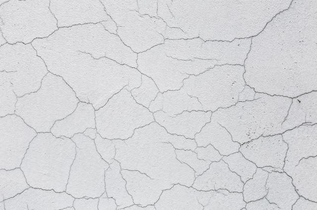 下雨墙体漏水渗水抢修报道,雨天房顶漏水急救