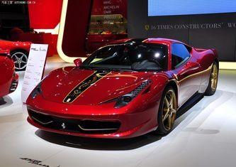 街头现身法拉利与美女，看到美女那一刻，网友：想知道怎么上厕所