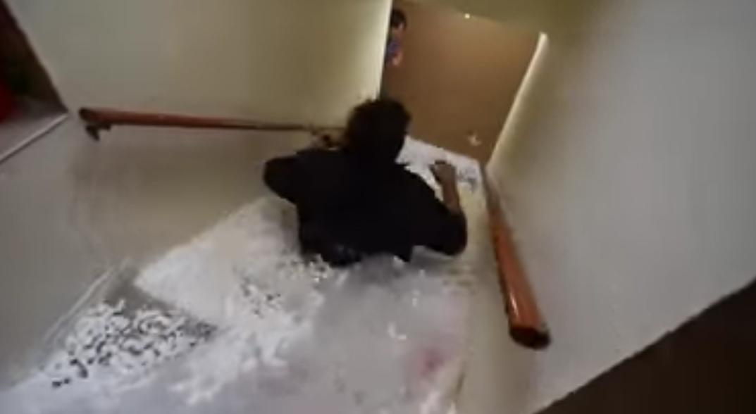 用100万个海洋球填满房间,50万个海洋球装在房间