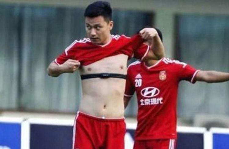 为什么足球运动员喝水把水吐出来,为什么足球运动员喝水要吐出来