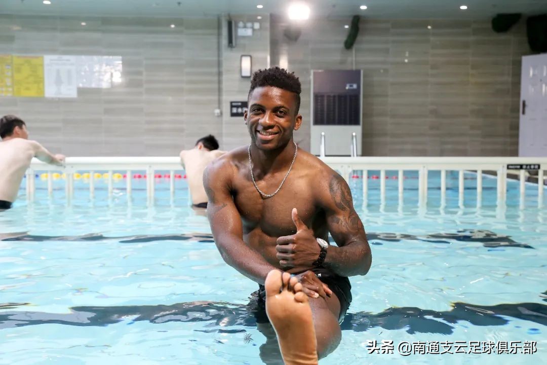 云动态|*男猛**戏水，狼兵泳池放松训练，快来围观