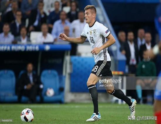 一人一鞋球星的执念球迷的追求你最喜爱的那双鞋穿了多久?