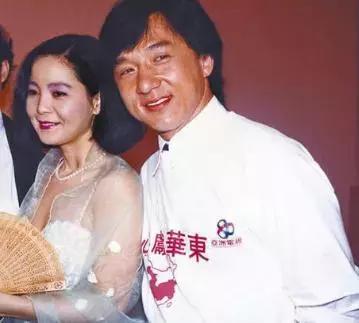 成龙献花邓丽君视频,邓丽君写给成龙的歌