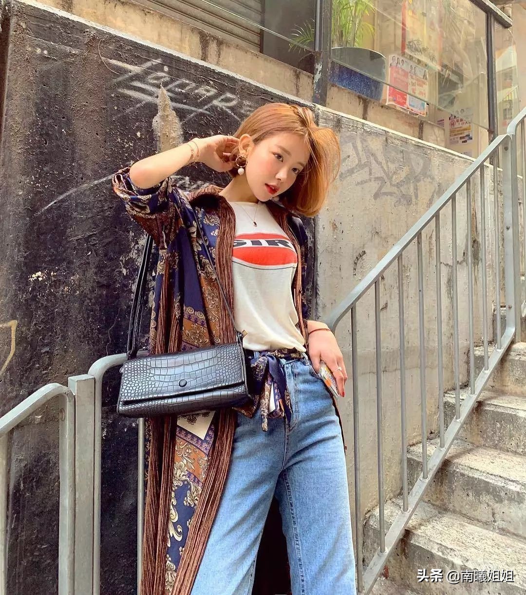 中年女性系丝巾不要一成不变,适合中年妇女围的丝巾