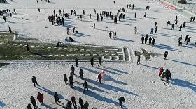 高校雪地双航母,哈尔滨一高校操场惊现双航母