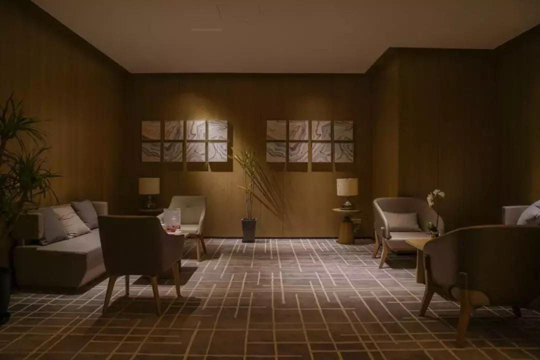 睡进这间藏身青山湖边的理想酒店，一起探寻临安城的悠居岁月~