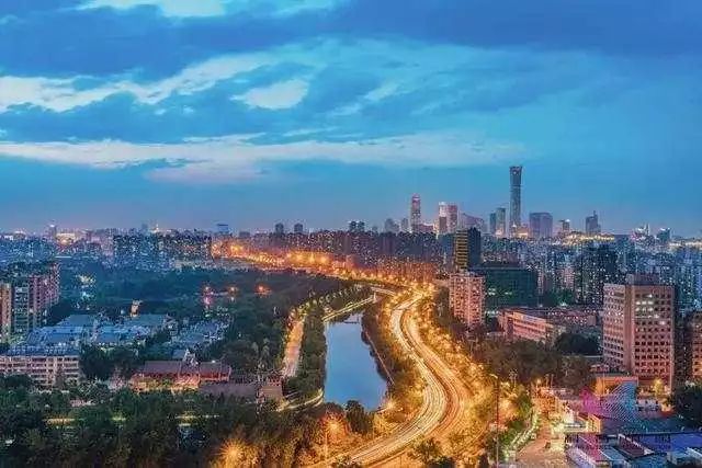 一个是红灯为什么一路是红灯,为什么有的时候遇到红灯也可以走