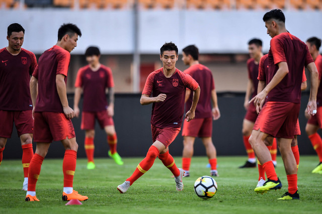 国足十二强赛阵型,02国足vs巴西阵型是442吗