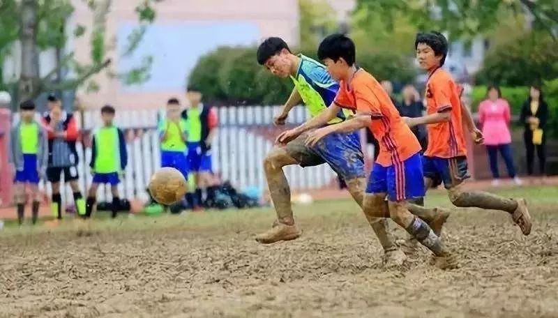 给大家聊聊在重庆踢坝坝球的往事，希望能帮助国足冲击世界杯