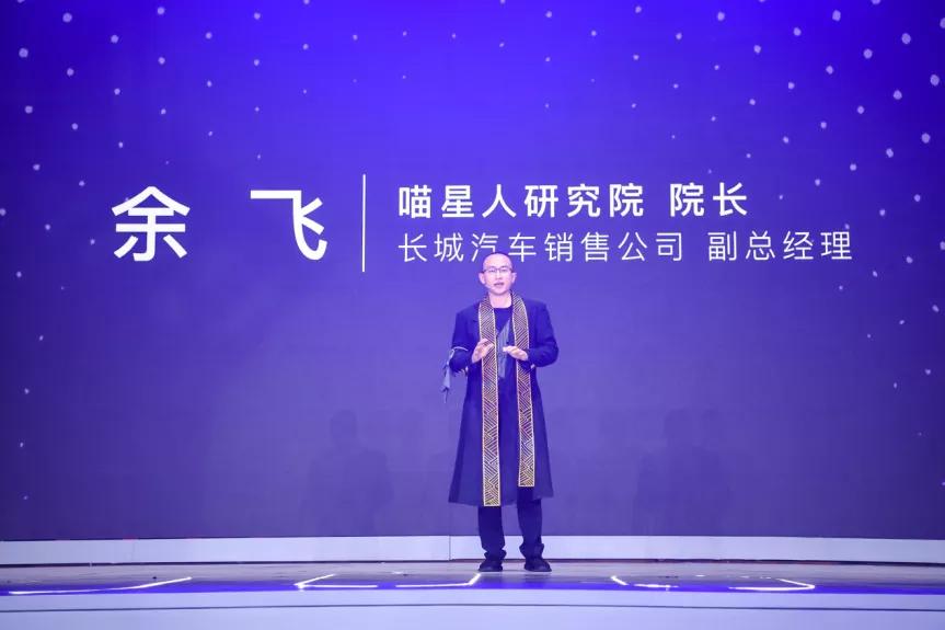 「知讯」当年的经典“酷熊”回归变身“白猫”更具时尚感