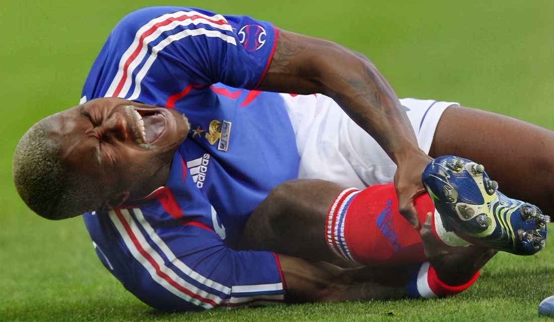 踢足球很容易伤到膝盖,踢足球常受的伤