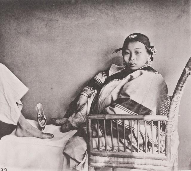 实拍三寸金莲裹脚缠足全过程,三寸金莲的详细缠足过程