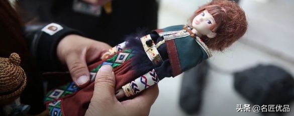 怎么用不要的衣服给玩偶做裙子,怎么给小玩偶做好看的小裙子