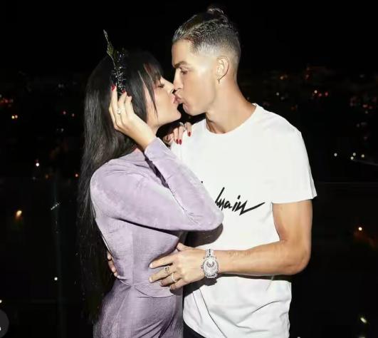 c罗生双胞胎时有女友吗,c罗现女友有孩子了吗