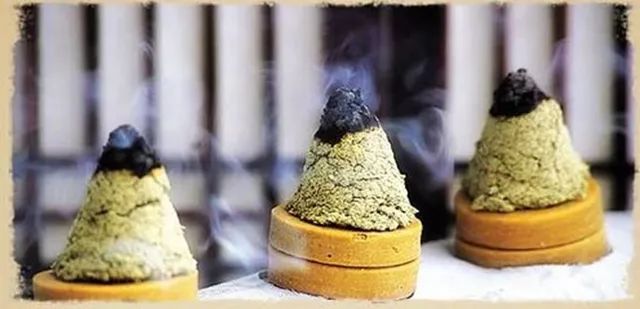 一到夏天，手上就长小水疱？汗疱疹别挑破，艾灸止痒防复发