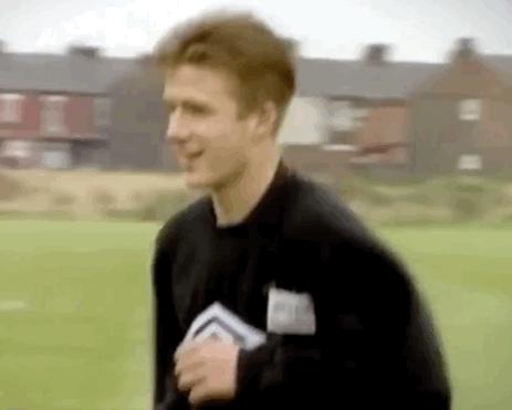 贝克汉姆罗圈腿,贝克汉姆黑西裤踢足球