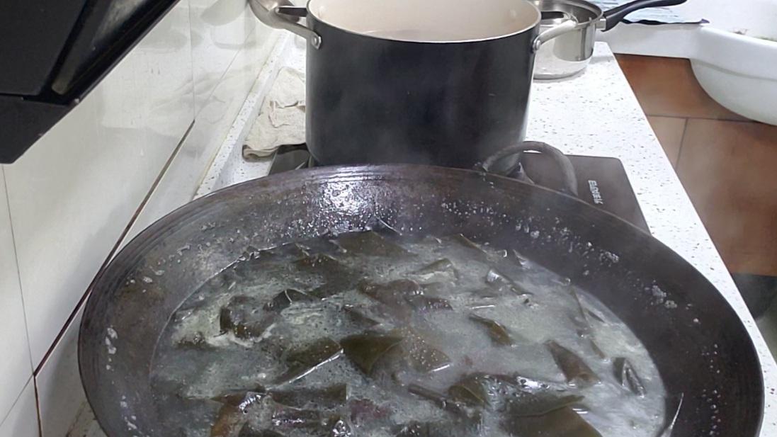 腊猪脚怎么烧毛不裂皮才好吃,怎样做腊猪脚又快又好吃