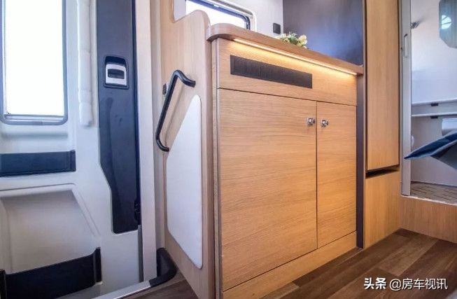 没有额头的皮卡房车,没有额头的背驮房车