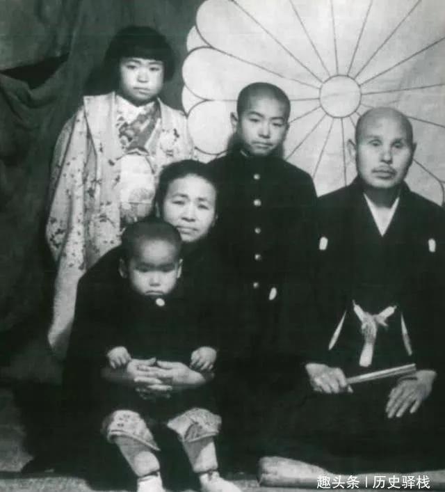 日本战败后，一杂货店老板要求裕仁退位，声称自己才是正统天皇