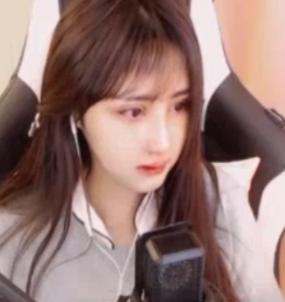 女主播直播被骂哭,女主播直播被骂哭了