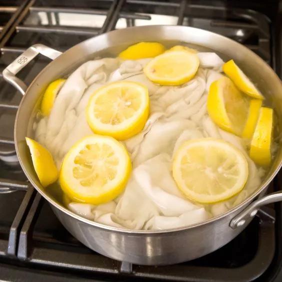 白色衣服发黄漂白剂洗得掉吗,衣服发黄怎么用漂白水